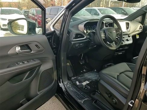 New 2026 Chrysler Pacifica Select image 22
