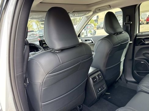 New 2026 Mitsubishi Outlander SEL FWD image 12