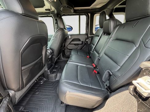 Used 2022 Jeep Wrangler Unlimited Sahara AWD/4WD image 7