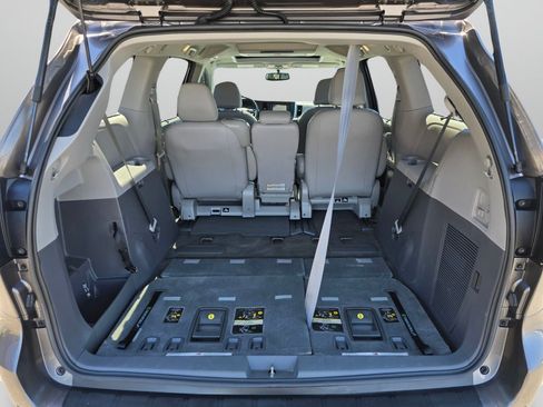 Used 2017 Toyota Sienna XLE Premium FWD image 24
