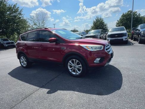 Used 2017 Ford Escape SE w/ Equipment Group 201A FWD image 2