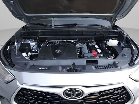 Used 2022 Toyota Highlander XLE w/ Protection Package #3 (TMS) AWD/4WD image 9