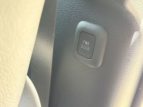 Used 2025 Toyota Sienna XLE w/ XLE Plus Package FWD image 17