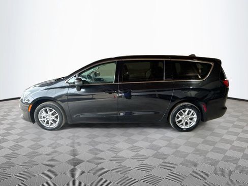 Used 2023 Chrysler Voyager LX FWD image 9