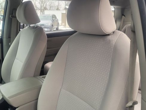 Used 2018 Kia Sedona L image 12