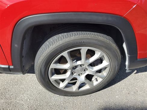 Used 2023 Jeep Compass Latitude image 9