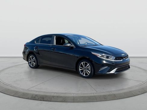 Used 2023 Kia Forte LXS w/ LXS Technology Package FWD image 2