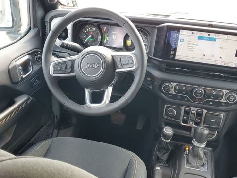 Used 2025 Jeep Wrangler Unlimited Sahara AWD/4WD image 13