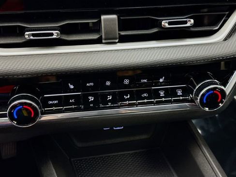 Used 2025 Chevrolet Equinox LT w/ Convenience Package II image 18