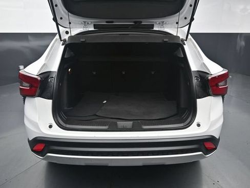 Used 2025 Chevrolet Trax LT FWD image 9