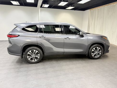Used 2022 Toyota Highlander XLE AWD/4WD image 8