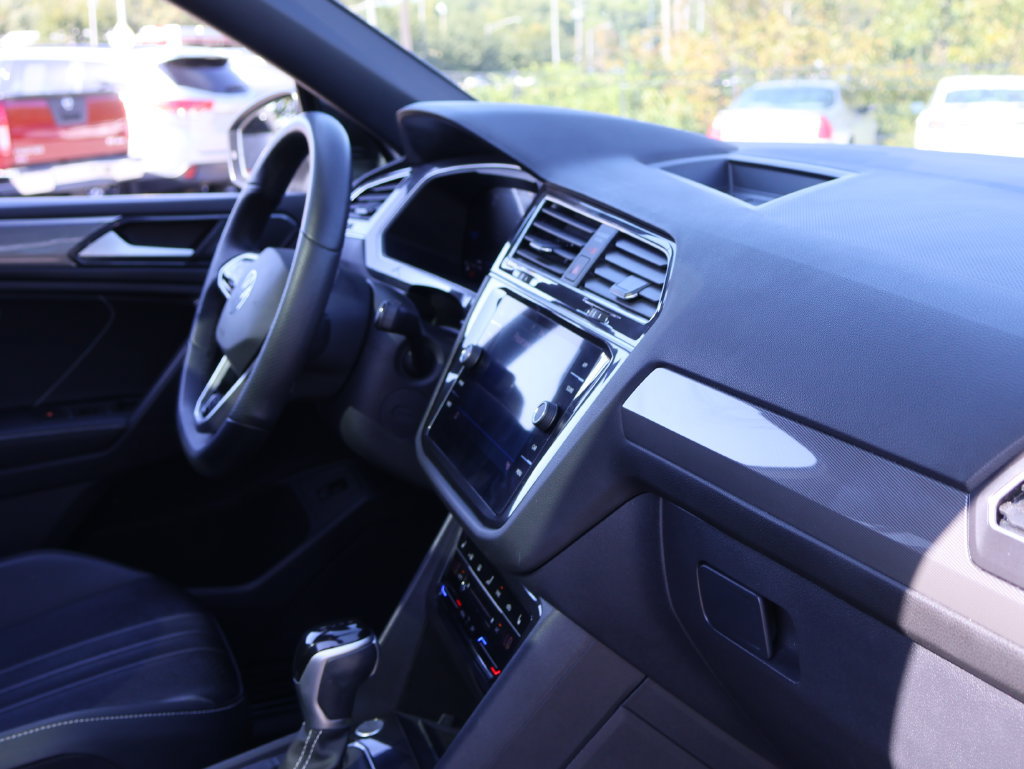 Used 2024 Volkswagen Tiguan SE R-Line FWD image 9