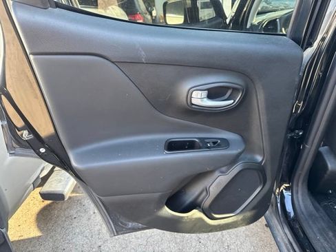 Used 2023 Jeep Renegade Latitude AWD/4WD image 11