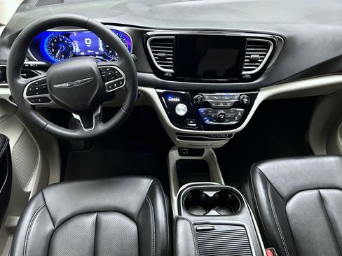 Used 2024 Chrysler Pacifica Touring-L image 14