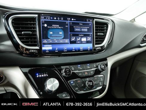 Used 2024 Chrysler Pacifica Touring-L FWD image 12