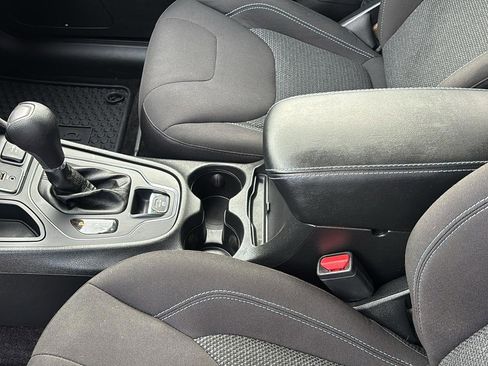 Used 2019 Jeep Cherokee Latitude w/ Cold Weather Group image 22