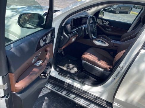 Used 2024 Mercedes-Benz GLS 450 4MATIC image 4
