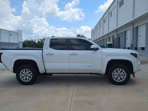 Certified 2024 Toyota Tacoma SR5 AWD/4WD image 4