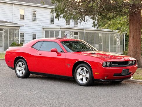 Used 2010 Dodge Challenger R/T RWD image 6