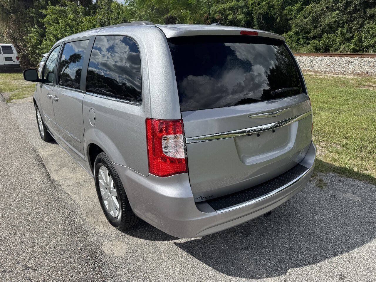 Used 2014 Chrysler Town & Country Touring FWD image 4