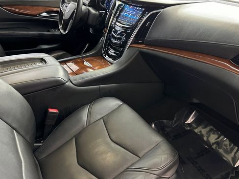 Used 2018 Cadillac Escalade ESV Premium Luxury AWD/4WD image 32