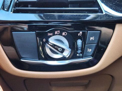 Used 2022 BMW 530e xDrive w/ M Sport Package image 31