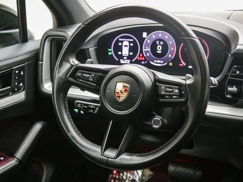 Used 2024 Porsche Cayenne AWD/4WD image 19