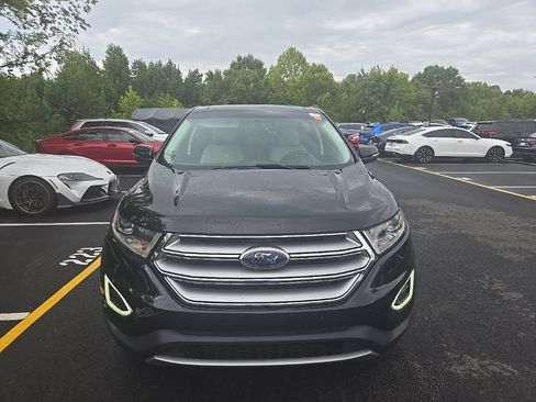 Used 2018 Ford Edge Titanium w/ Equipment Group 301A FWD image 2