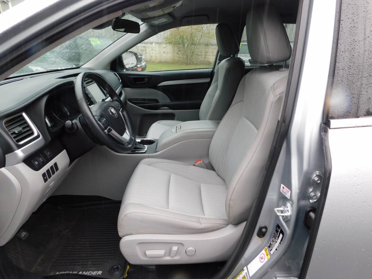 Used 2017 Toyota Highlander Plus w/ Carpet Mat Package FWD image 9