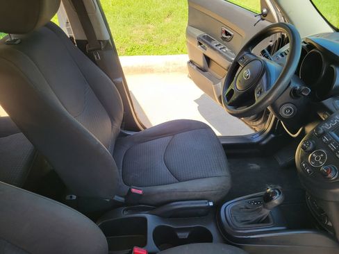 Used 2013 Kia Soul FWD image 11