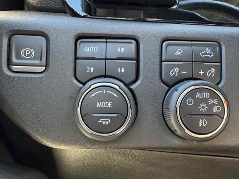 Used 2022 Chevrolet Silverado 1500 LTZ AWD/4WD image 32