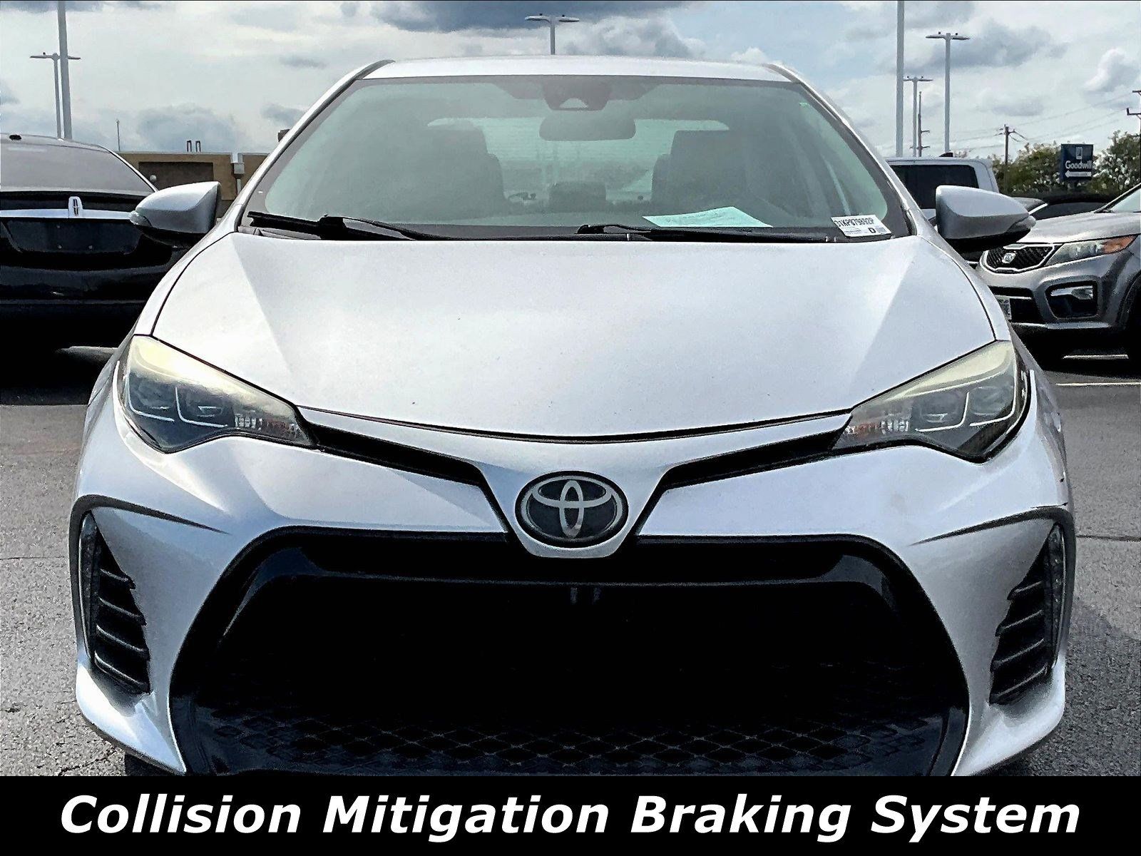 Used 2019 Toyota Corolla SE FWD image 2