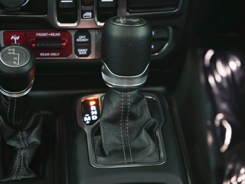 Used 2025 Jeep Wrangler Unlimited Rubicon w/ Convenience Group AWD/4WD image 18