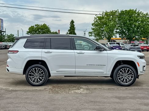 Used 2023 Jeep Grand Cherokee L Summit AWD/4WD image 2