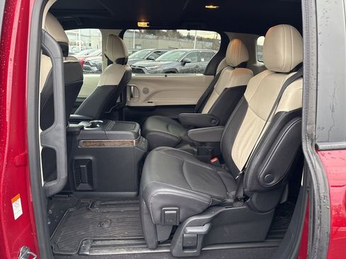 New 2025 Toyota Sienna Platinum image 5
