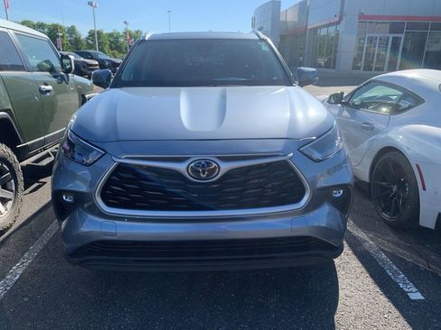 Used 2022 Toyota Highlander XLE AWD/4WD image 8