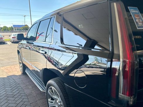 Used 2017 Cadillac Escalade Luxury AWD/4WD image 10