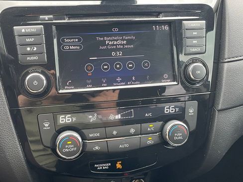 Used 2019 Nissan Rogue SV w/ Premium Package image 16