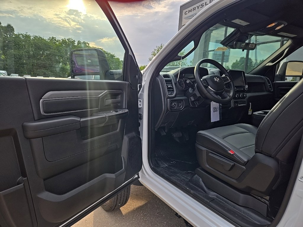 New 2026 RAM 5500 Tradesman w/ Chrome Appearance Group AWD/4WD image 39