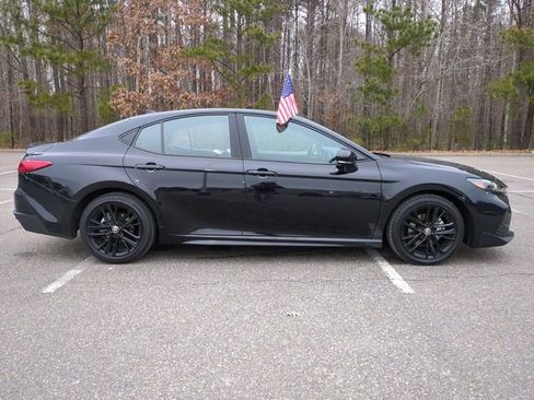 Used 2025 Toyota Camry SE image 3