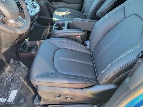 New 2026 Chrysler Pacifica Select FWD image 8
