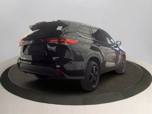 Used 2022 Toyota Highlander L FWD image 2