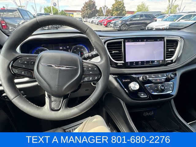 Used 2025 Chrysler Pacifica Limited FWD image 16