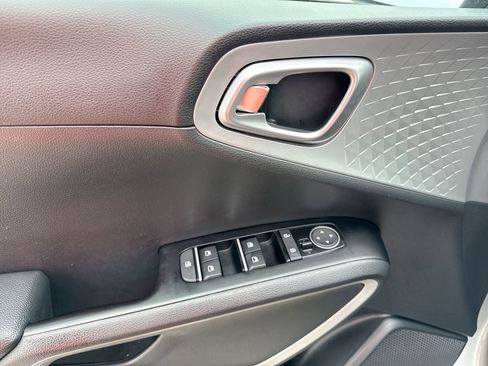 Used 2025 Kia Soul LX w/ LX Technology Package FWD image 15