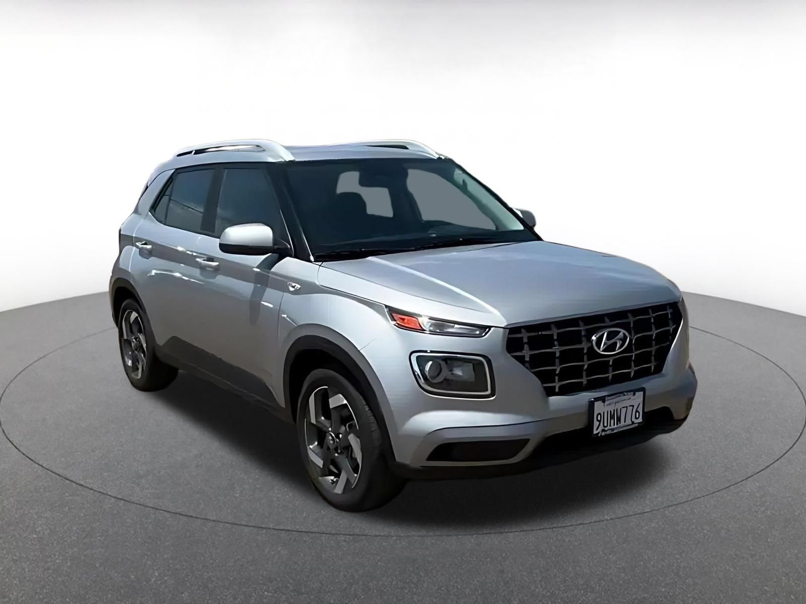 Used 2025 Hyundai Venue SEL FWD image 3