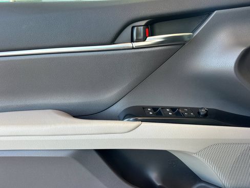 Used 2018 Toyota Camry LE FWD image 12