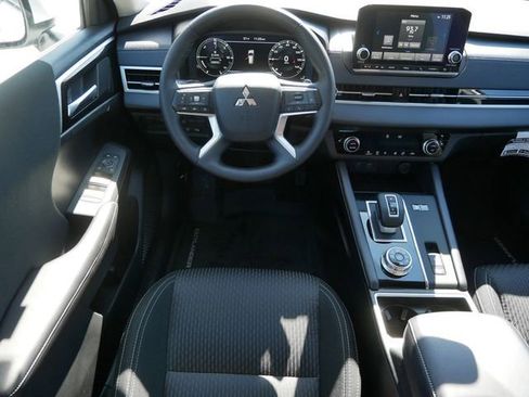 Used 2025 Mitsubishi Outlander ES AWD/4WD image 10