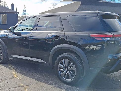 Certified 2025 Nissan Pathfinder S image 6