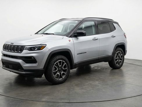 Used 2025 Jeep Compass Trailhawk AWD/4WD image 3