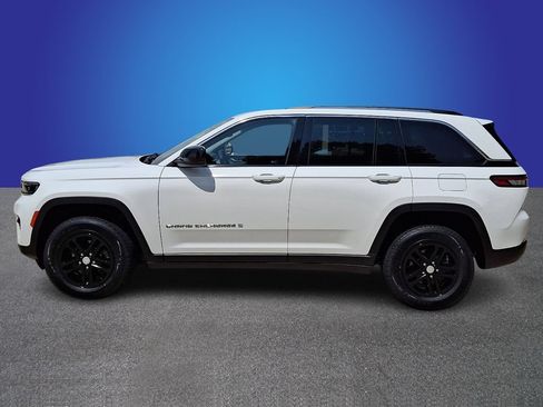 Used 2023 Jeep Grand Cherokee Laredo AWD/4WD image 7